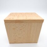 Urne en bois vernis