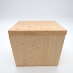 Urne en bois vernis